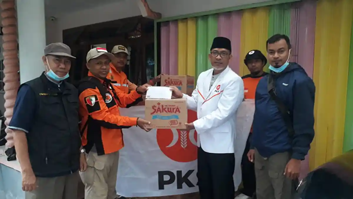 Bantu Warga Landak Terdampak Banjir, PKS Salurkan Bantuan