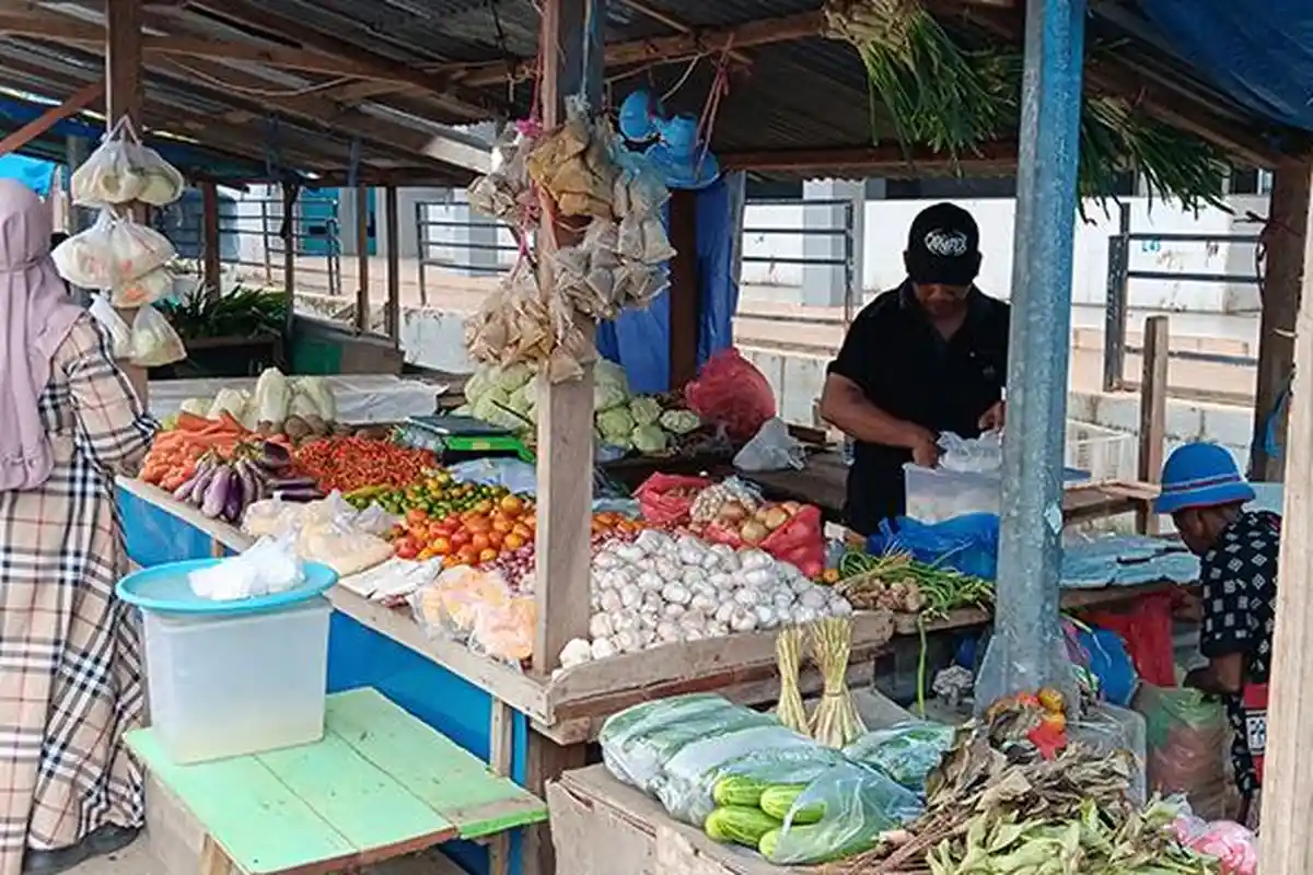 Takut Rugi, Pedagang Pasar Rufei Sorong Pilih Stok Bawang Secukupnya