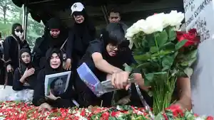 Isak-Tangis-Iringi-Pemakaman-Epy-Kusnandar_20251204_112047.jpg