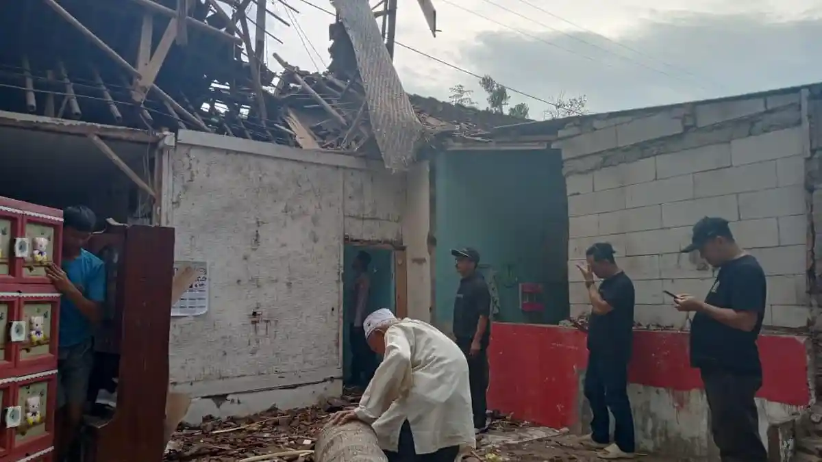 Angin Kencang Terjang Kiarapayung Ciamis: Pohon Tumbang dan Hantam Rumah Warga, Seorang Luka Ringan