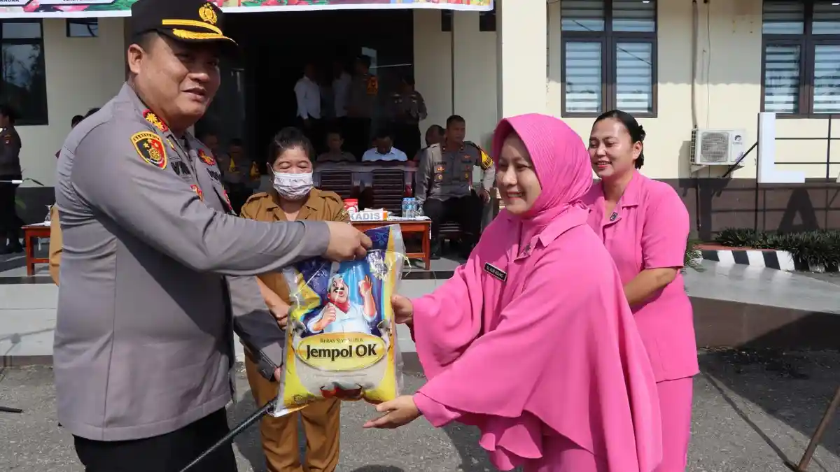 Polres Landak Bersama Dinas Koperasi UKM, Perindustrian dan Perdagangan Gelar Operasi Pasar Murah