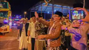 Bupati-Pamekasan-Baddrut-Tamam-melepas-nahdliyin-untuk-mengikuti-1-Abad-NU-di-Sidoarjo.jpg