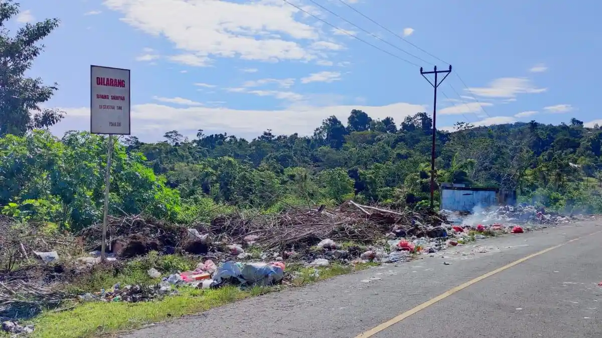 Sudah Ada Larangan! Sampah Menumpuk di Jalan Trans Seram Piru