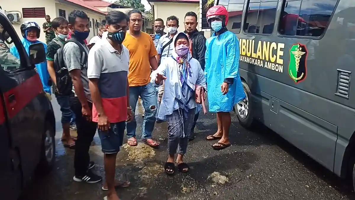 Tangis ibu Firman Latole di Ruang Jenazah RS Polisi Maluku