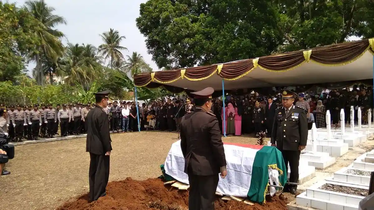 Mahasiswa Pendemo Itu Hadir Saat Pemakaman Ipda Erwin di Cianjur, Begini yang Diucapkannya