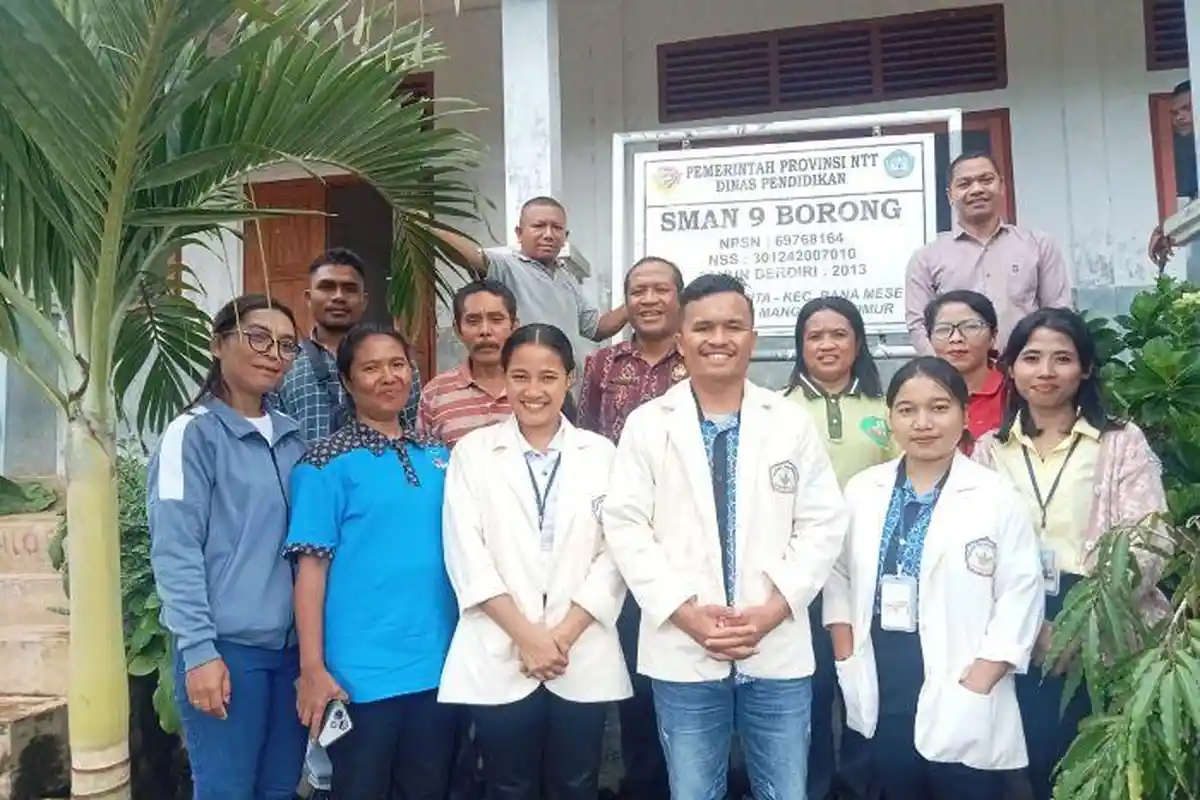 Wakasek SMAN 9 Borong Apresiasi 4 Mahasiswa Peserta Magang dari Unika Ruteng 