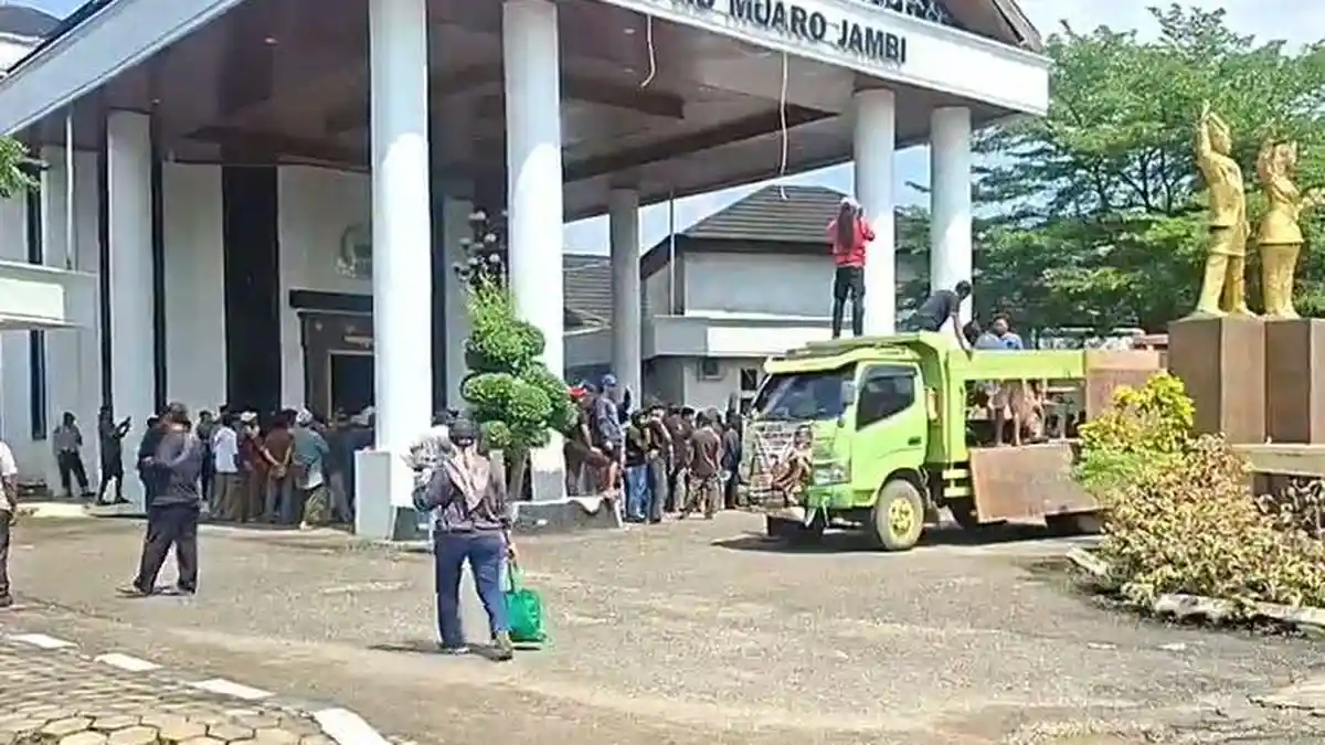 Pengrajin Batu Bata di Sungai Gelam Gelar Demo di DPRD Muaro Jambi - Tribunjambi.com