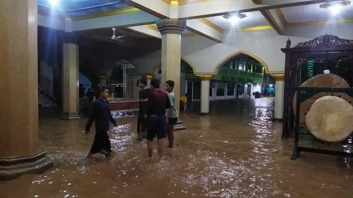 Wanita Hamil dan Anak-anak di Perumahan Gunung Jati Wonosari Terjebak Banjir, Bantuan Perahu Karet