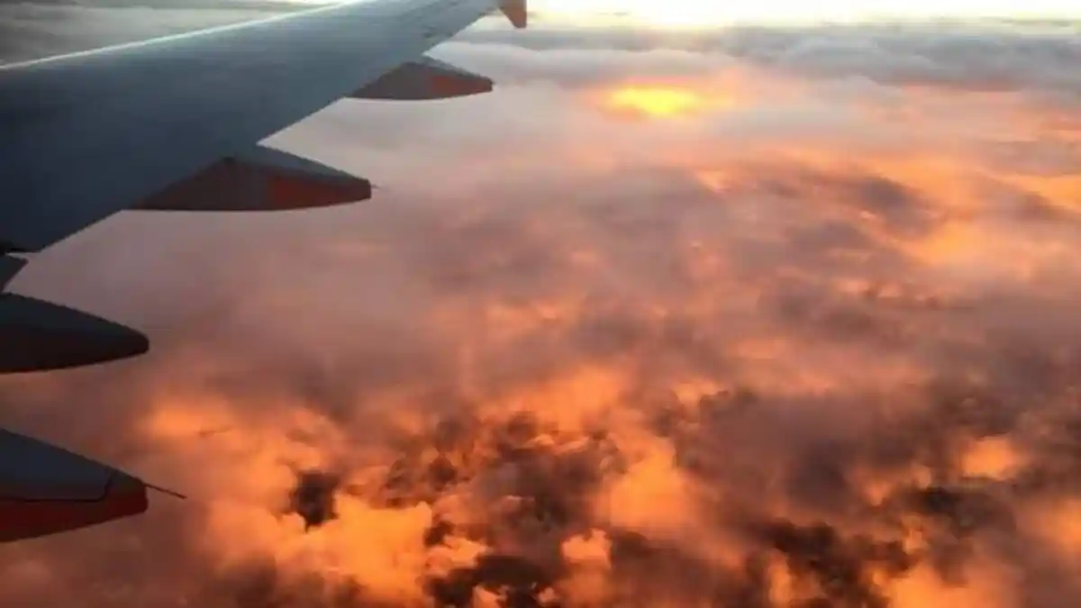 Menakjubkan, Awan Terlihat Seperti Lava Cair Saat Matahari Terbenam