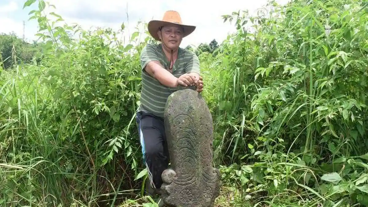 Warga Pagaralam Temukan Menhir Berukir di Semak Belukar