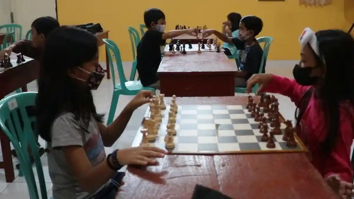 Skak! Serunya Ngabuburit Anak-anak Sekolah Catur Benteng Bhumi Phala, Tunggu Buka Asah Kemampuan