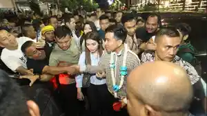 Cawapres-nomor-urut-dua-Gibran-Rakabuming-Raka-menyapa-simpatisan.jpg