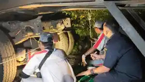 Pemeriksaan-bangkai-truk-Hino.jpg