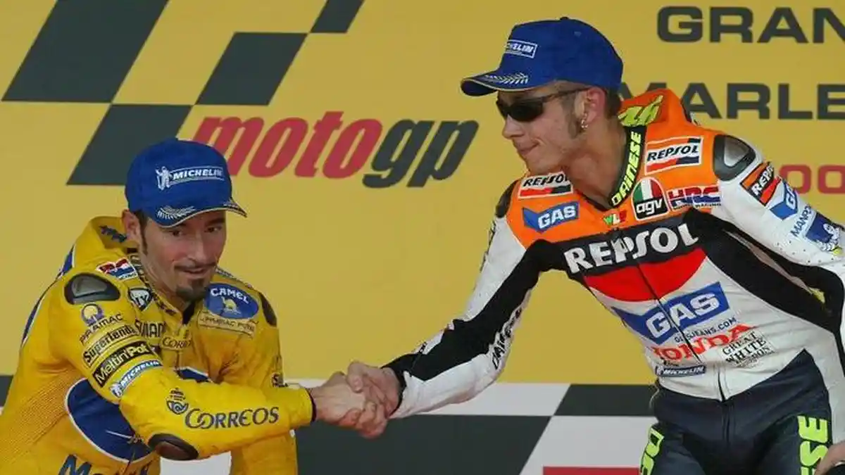 4 Rivalitas Terpanas dalam Sejarah MotoGP, Valentino Rossi dan Max Biaggi Saling 'Sikut' di Arena
