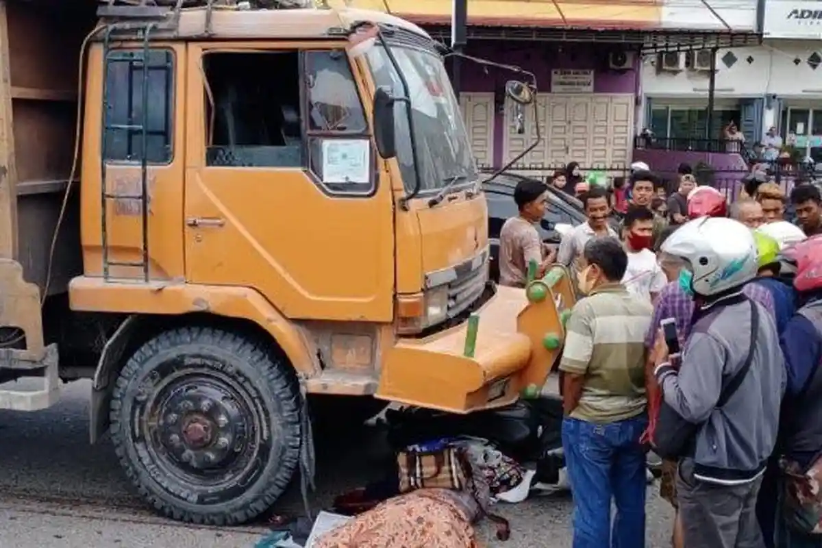 Kecelakaan Maut Tadi Pukul 18.00 Wita, Gadis 17 Tahun Tewas Mengenaskan, Motor Tabrakan dengan Truk