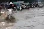 Mobil dan Motor Nekat Menerjang Banjir Bandung