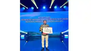 Bupati-Sikka-Juventus-Prima-Yoris-Kago-menerima-penghargaan.jpg
