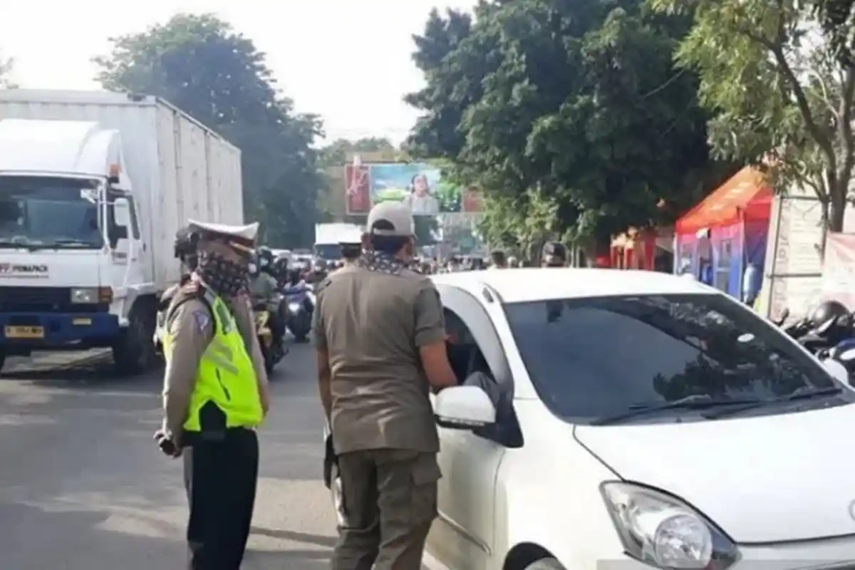 TAK Ber-KTP DKI dan Tak Miliki SIKM, Puluhan Pengendara dari Luar Jabodetabek Ditolak Masuk Jakarta