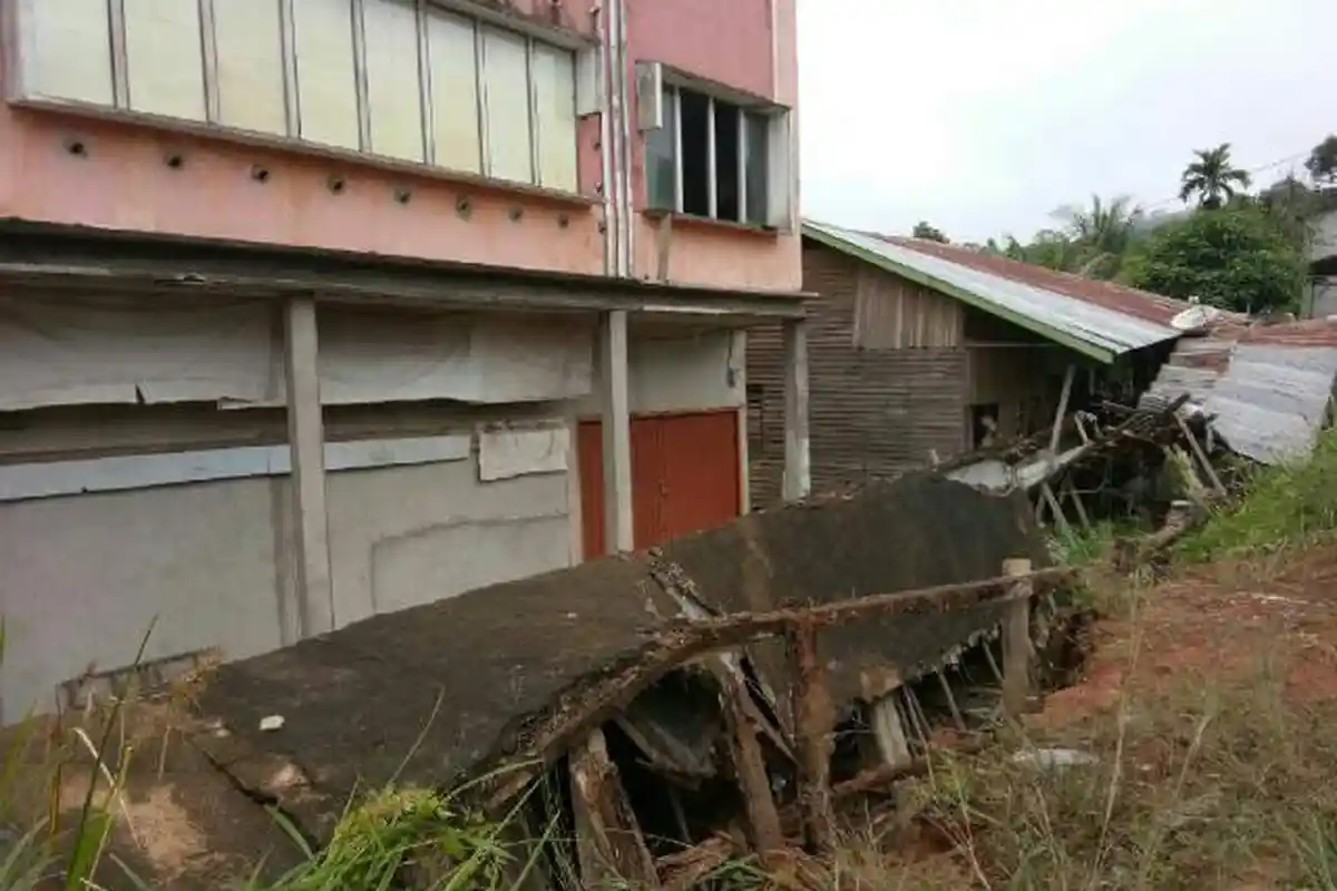 Rumah dan Ruko Ambruk di Tayan Hilir