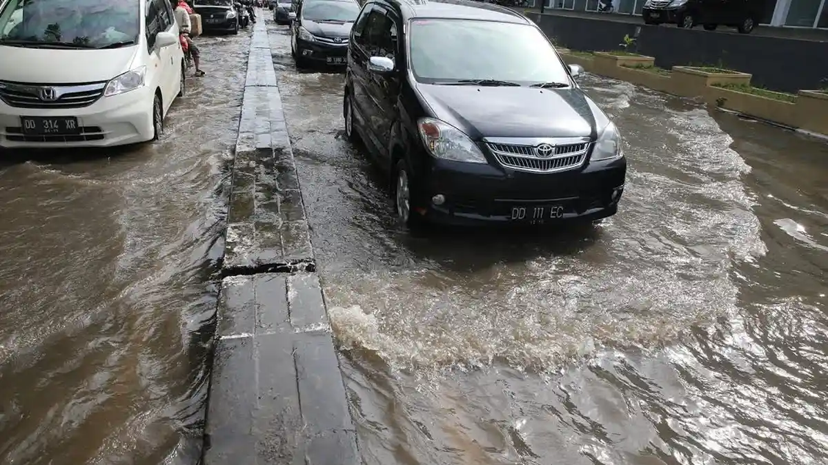 VIDEO: Banjir Bikin Macet Jl AP Pettarani Makassar