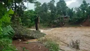 Jembatan-di-Dusun-Moncongjai-Desa-Rompegading-Kecamatan-Cenrana-hanyut.jpg