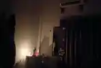 Warga-menggunakan-lilin-untuk-penerangan-dampak-dari-pemadaman-listrik.jpg
