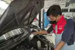 Mekanik-Daihatsu-saat-menservis-mobil-konsumen.jpg