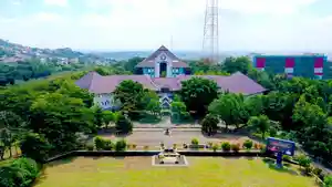 Gedung-Rektorat-Universitas-Diponegoro-Undip-Semarang.jpg