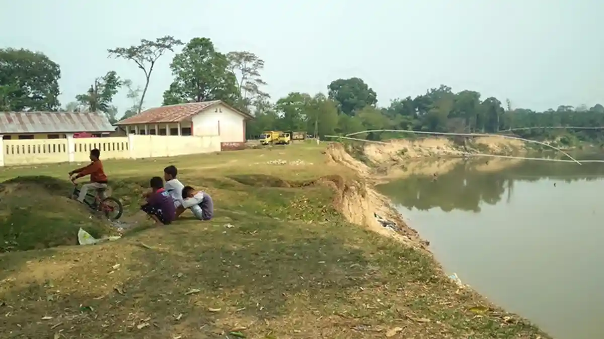 Kondisi Sungai Menikung, Gedung SD di Bingin Teluk Muratara Terancam Amblas