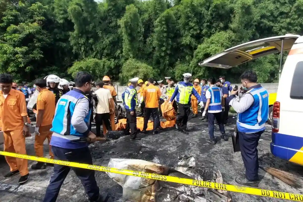 Polisi Butuh Waktu 7-14 Hari Ungkap Pemeriksaan DNA 11 Jenazah Korban Kecelakaan Maut Tol Japek