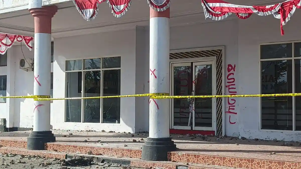 Anggota DPRD Majene Sedih Melihat Kantornya Rusak Usai di Obrak-abrik Pendemo