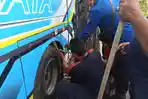 Damkar-Kota-Probolinggo-tengah-mengevakuasi-biawa-di-sasis-bus.jpg