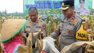Kapolres-Mojokerto-AKBP-Ihram-Kustarto-saat-panen-raya-jagung.jpg