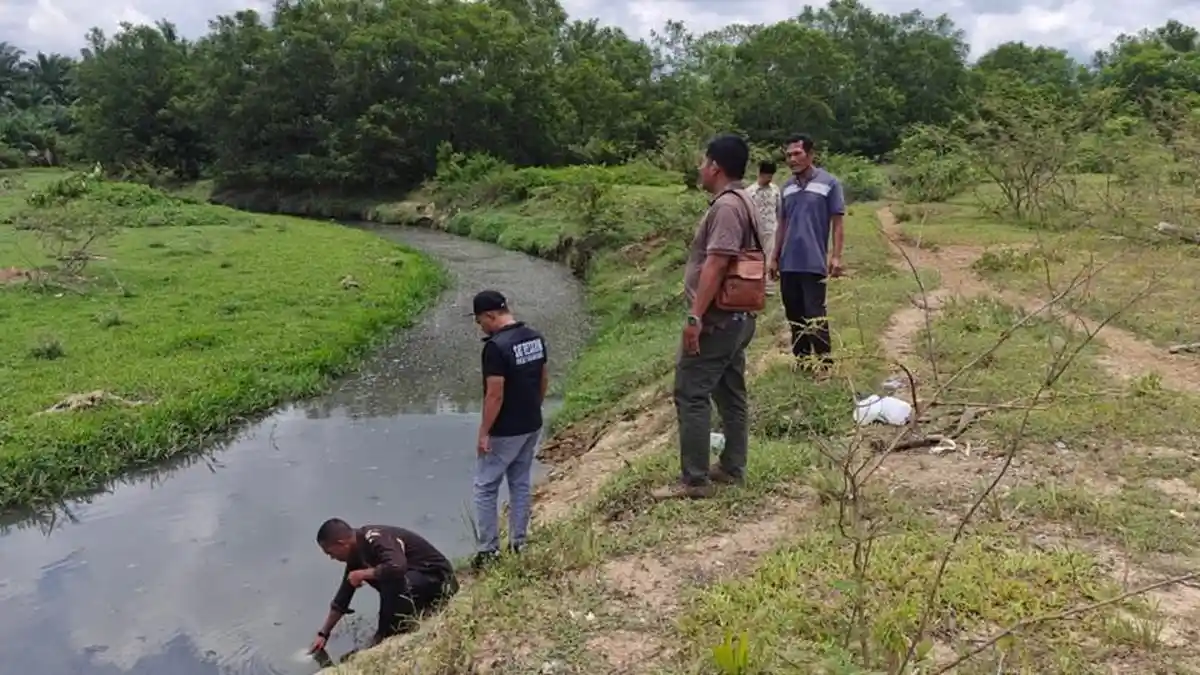 Polisi dan DLH Nagan Raya Ambil Sampel Air, Usut Dugaan Pencemaran Limbah di Krueng Tadu