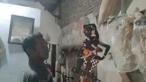 Perajin-Wayang-Timplong-Nganjuk-Sulianto-60-warga-Dusun-Ngrajek-Desa-Sambirejo.jpg