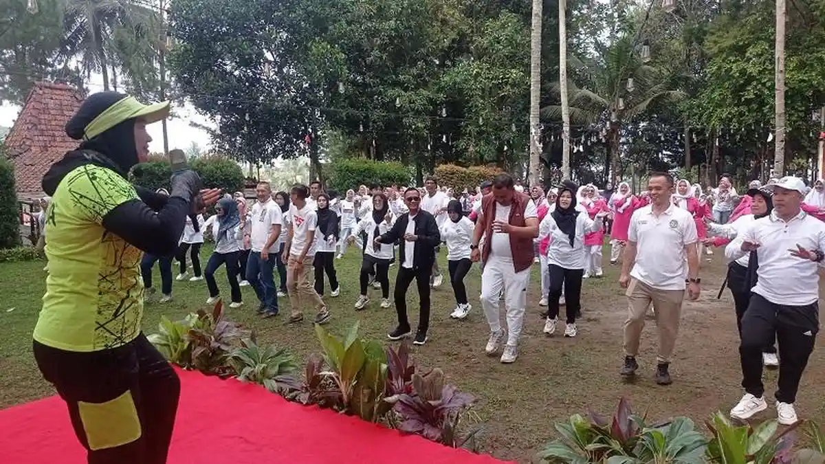 Kampanye di Ciawi, Cabup Bogor Rudy Susmanto Ikut Senam Sehat bersama Emak-emak
