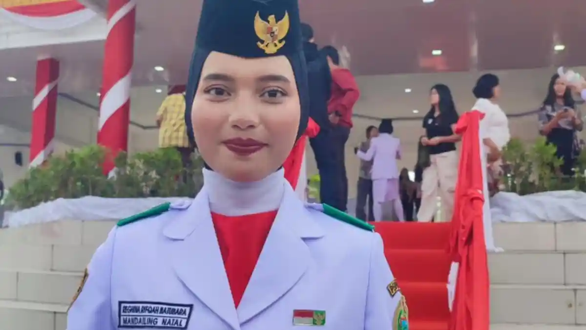 Ikuti Jejak Sang Kakak, Cerita Reghina yang Berhasil Bawa Bendera Merah Putih HUT RI ke 80 di Sumut 