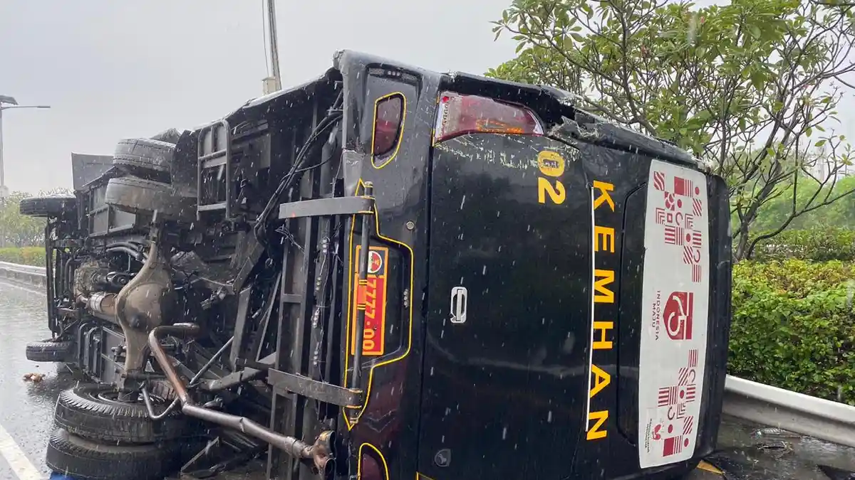 Kecelakaan Beruntun 4 Kendaraan di Tol Jagorawi Jakarta Setelah Bus Kemenhan Tabrak Pembatas Jalan