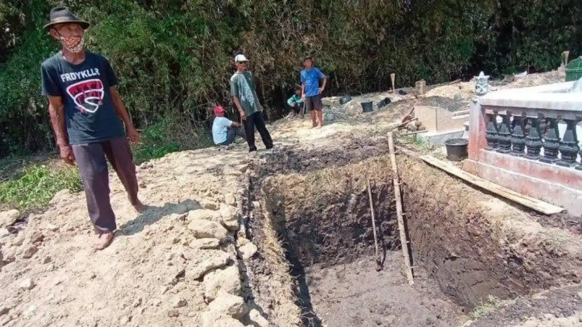 Sebanyak 80 Orang Dari 2 Kampung Gotong Royong Gali Makam Keluarga Suranto