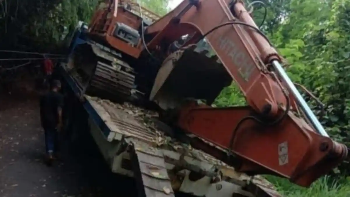 Truk Tronton Muat Excavator Terbalik di Natakoli Sikka