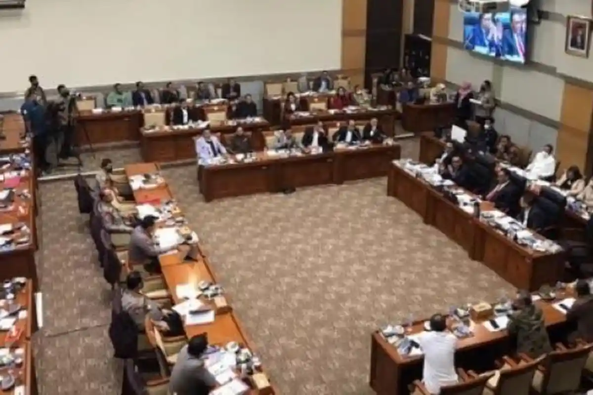Heboh Suara Wanita Manja Memanggil 'Sayang' dalam Rapat Komisi III DPR dengan Kapolri di Senayan