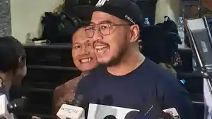 Komika-Pandji-Pragiwaksono-diwawancarai-usai-menjalani-pemeriksaan-di-Polda-Metro-Jaya.jpg