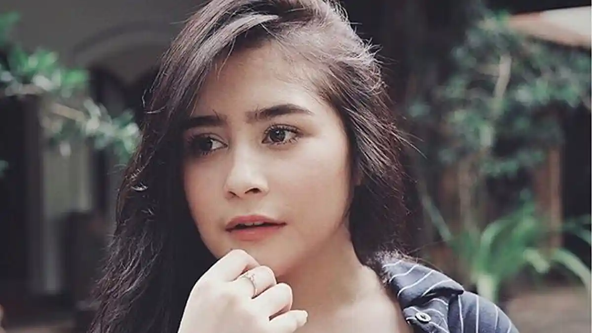 Foto Kenakan Hijab Ungu Imut Ini, Penampilan Prilly Berubah Cantik Banget