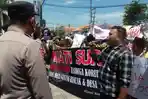 Aksi-demo-dari-ratusan-warga-Kabupaten-Sampang-Madura-yang-mengatasnamakan.jpg