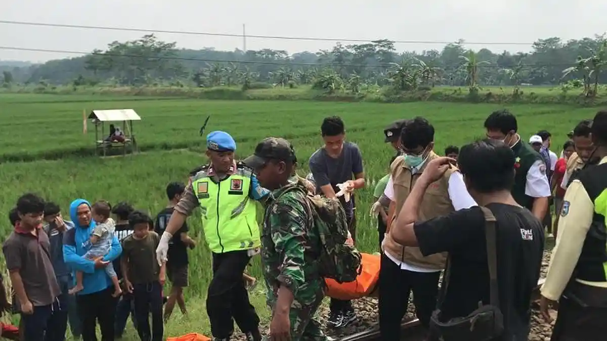 Pulang Nengok Saudara, Warga Ujungnegoro Batang Tewas Tertabrak Kereta Api. 2 Orang Dilarikan ke RS