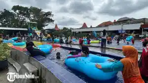 Wisatawan-memadati-obyek-wisata-Umbul-Pelem.jpg