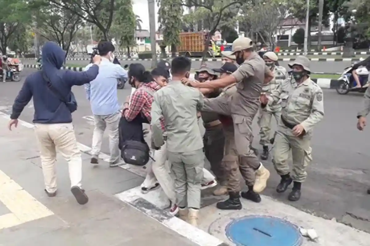 BREAKING NEWS - Demo di Depan Kantor Bupati Bogor Berujung Ricuh, Aparat dan Mahasiswa Saling Pukul