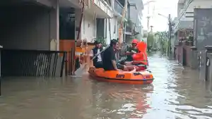 Evakuasi-warga-yang-terdampak-banjir-di-Perumahan-Widuri-Permai-Denpasar.jpg