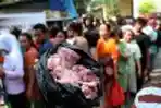 Warga Dengan Tertib Mengantri Jatah Daging Korban