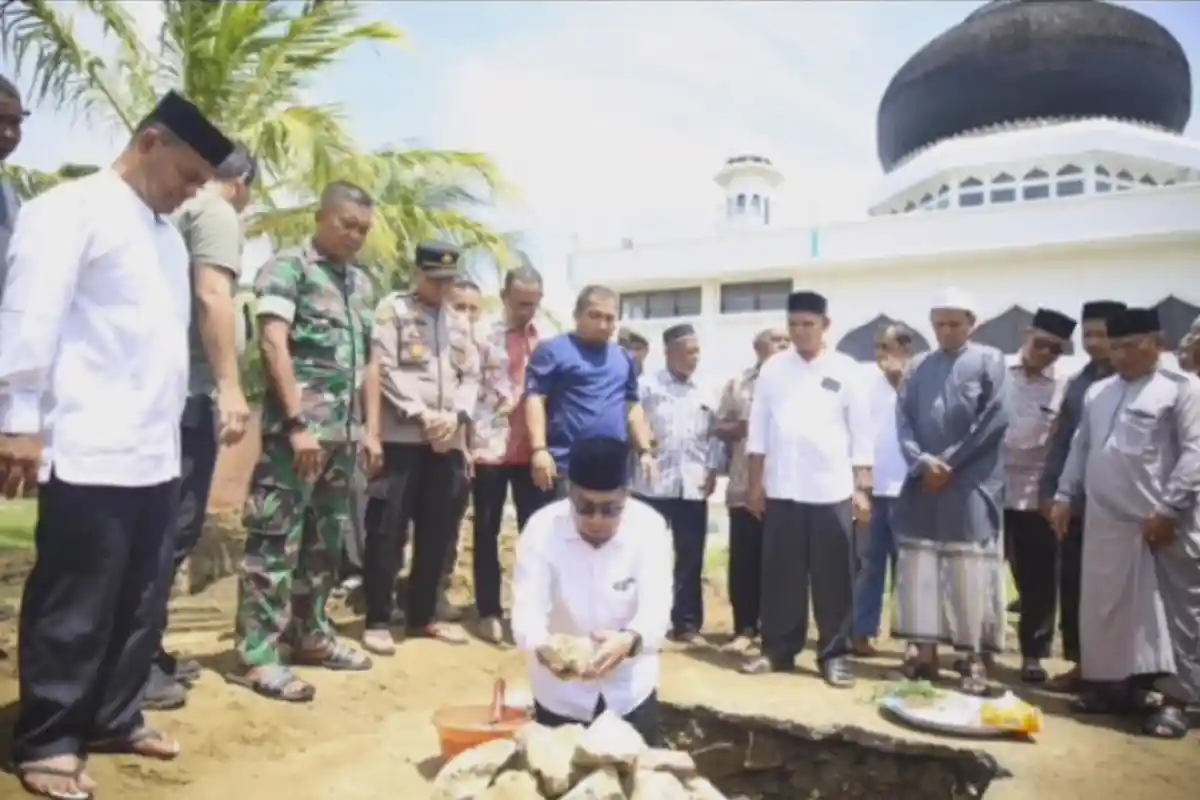 Irawan Abdullah Letakkan Batu Pertama Perluasan Masjid Tgk Chiek Maharaja Ghurah Aceh Besar